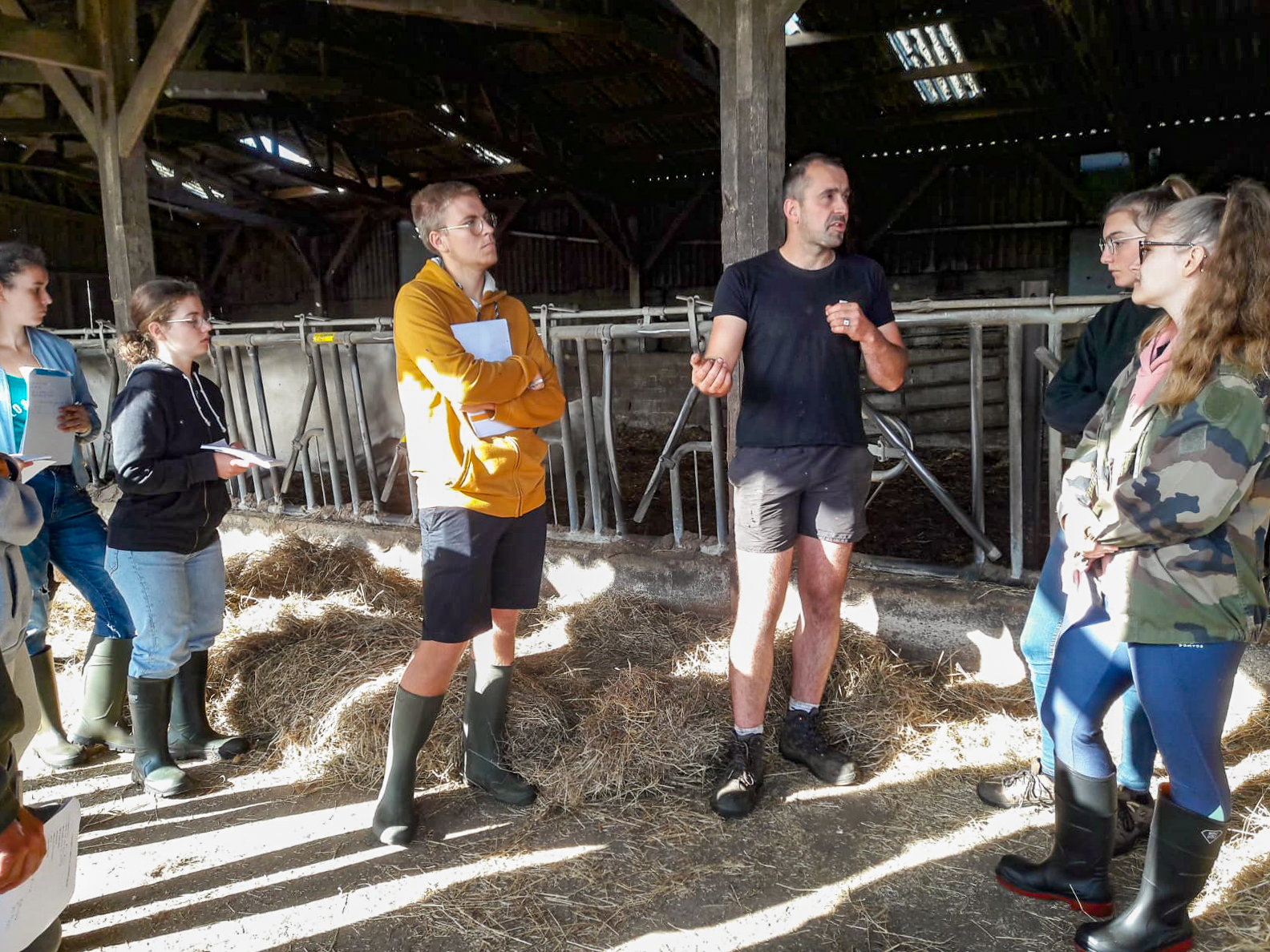 Visite de lélevage d Adrien et Isabelle Henry spécialisés en bovins viande de race Charolaise avec les BTS1PA 1