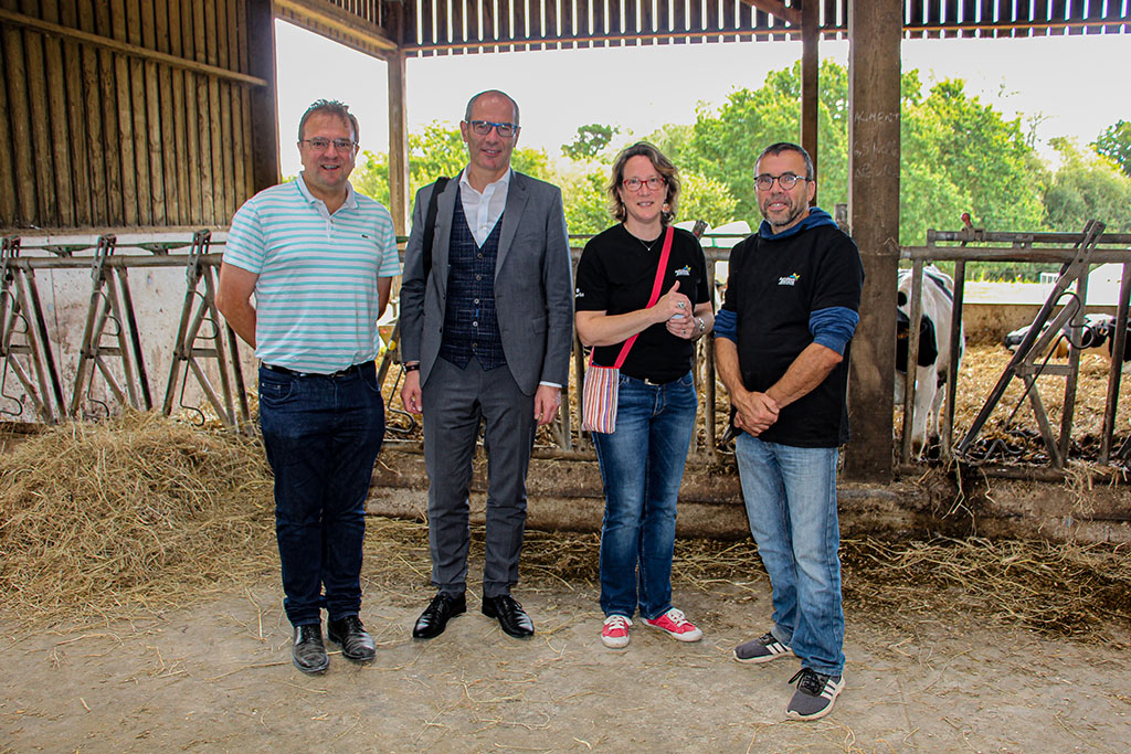 TALF Isabelle Monchâtre et Philippe Le Nohaic, enseignants à Kernilien, en présence de M Kerlogot (Député des Côtes-d'Armor Député Yannick Kerlogot) et de M Bessin (Directeur départemental de la direction départementale des territoires et de la mer)