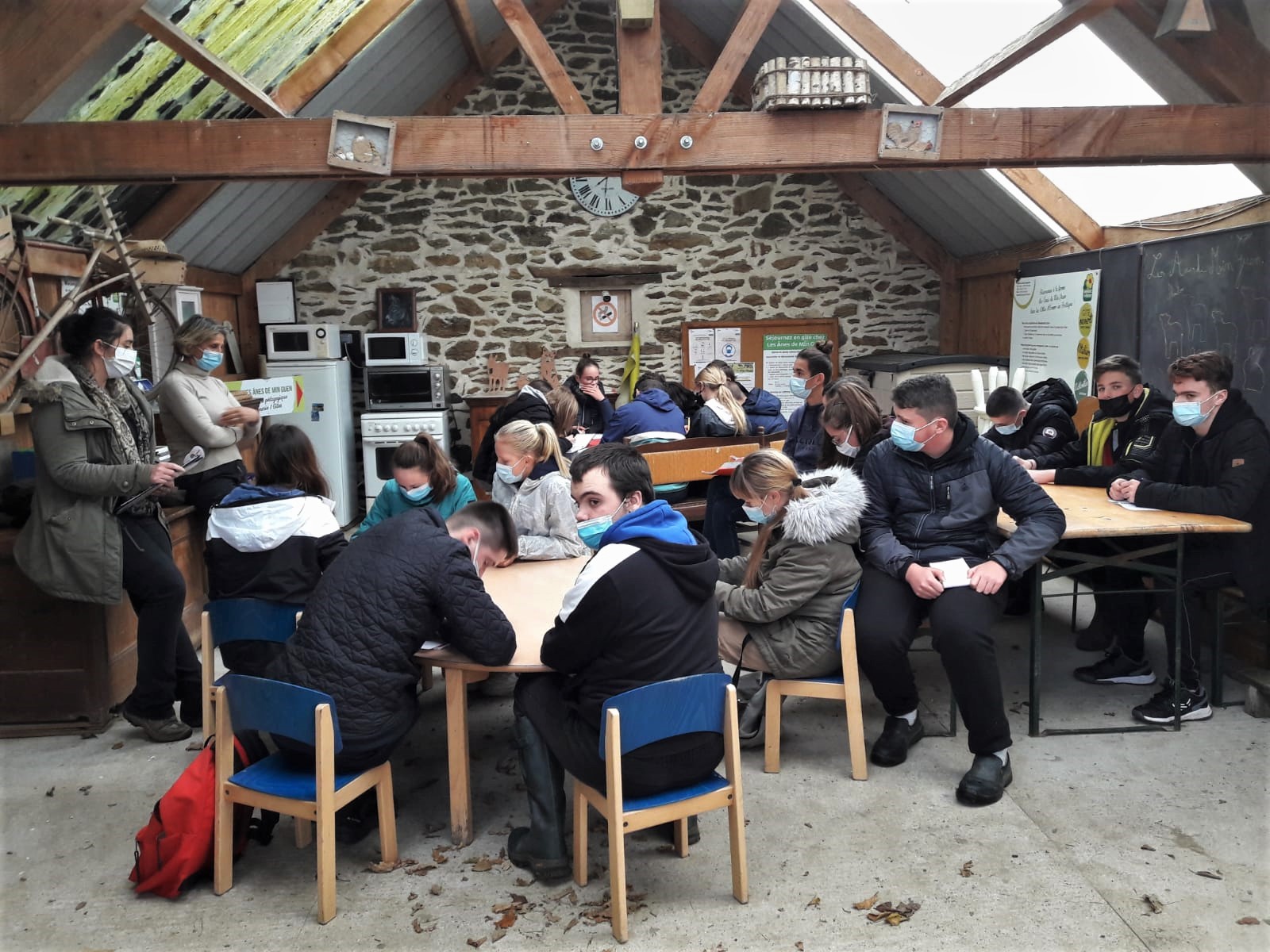 Visite de la cidrerie de 2 groupes délèves du Lycée du RESTMEUR octobre 6 Copie