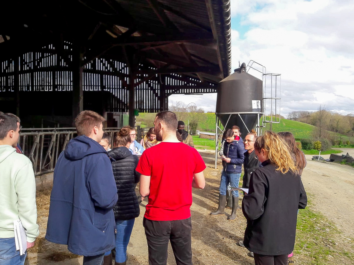 Les BTS2PA avec les éleveurs de vaches laitières et de porcs du GAEC du Val à yffiniac le jeudi 10 mars 1