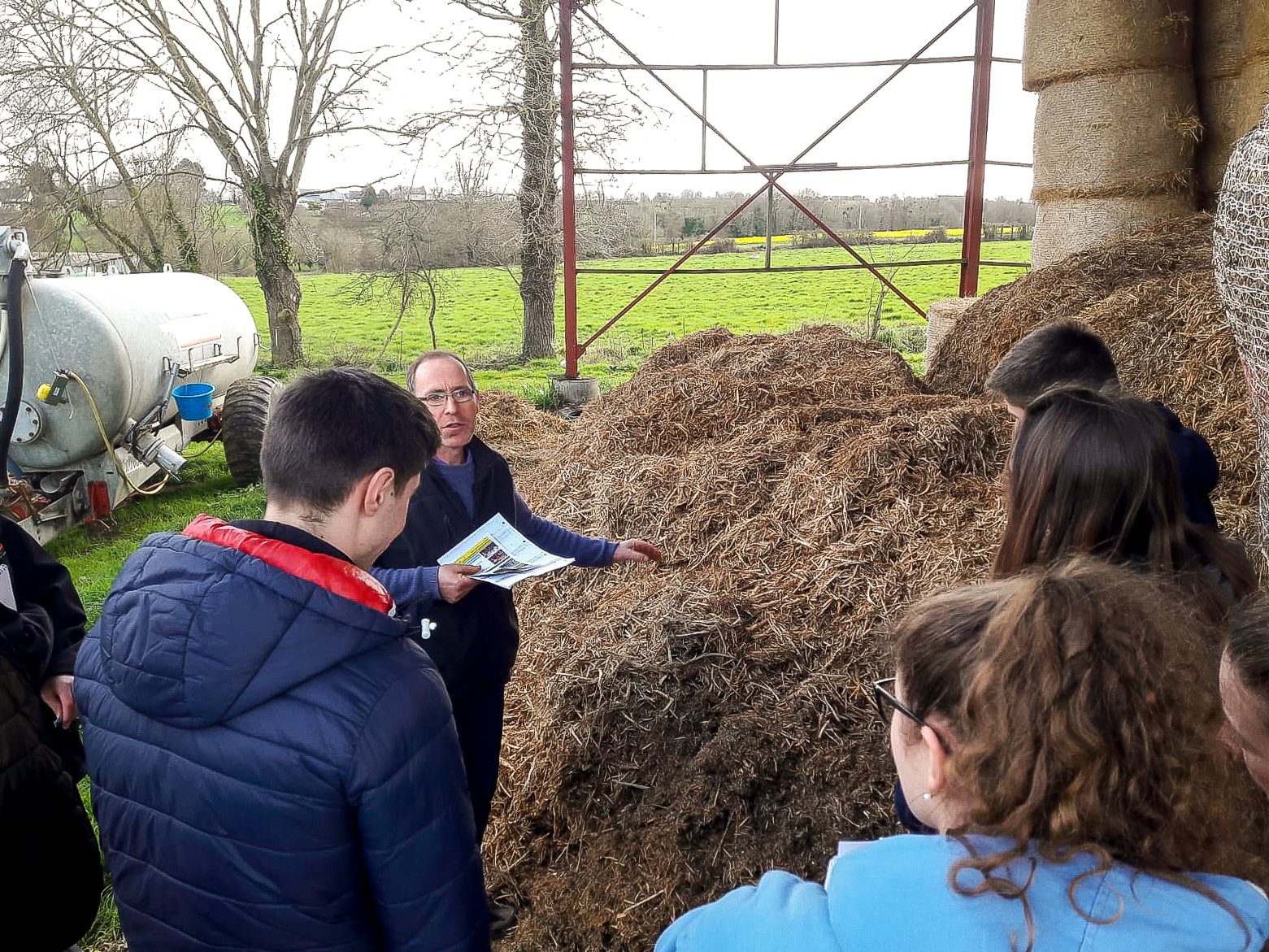 Les BTS2PA avec les éleveurs de vaches laitières et de porcs du GAEC du Val à yffiniac le jeudi 10 mars 1