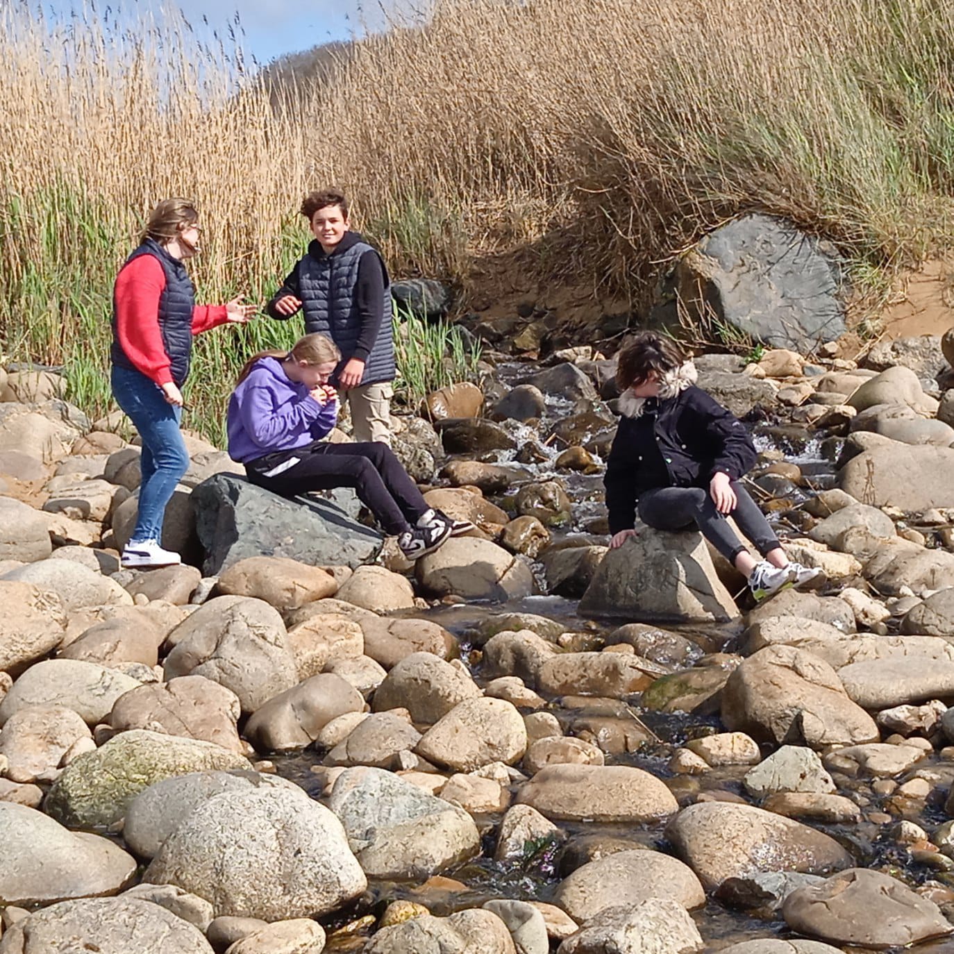 Sortie les mercredi de kerni. Visite des lieux que connaissent les élèves ici Lannion les escaliers de Brelevenez et la plage de Beg Leguer sous le soleil 1