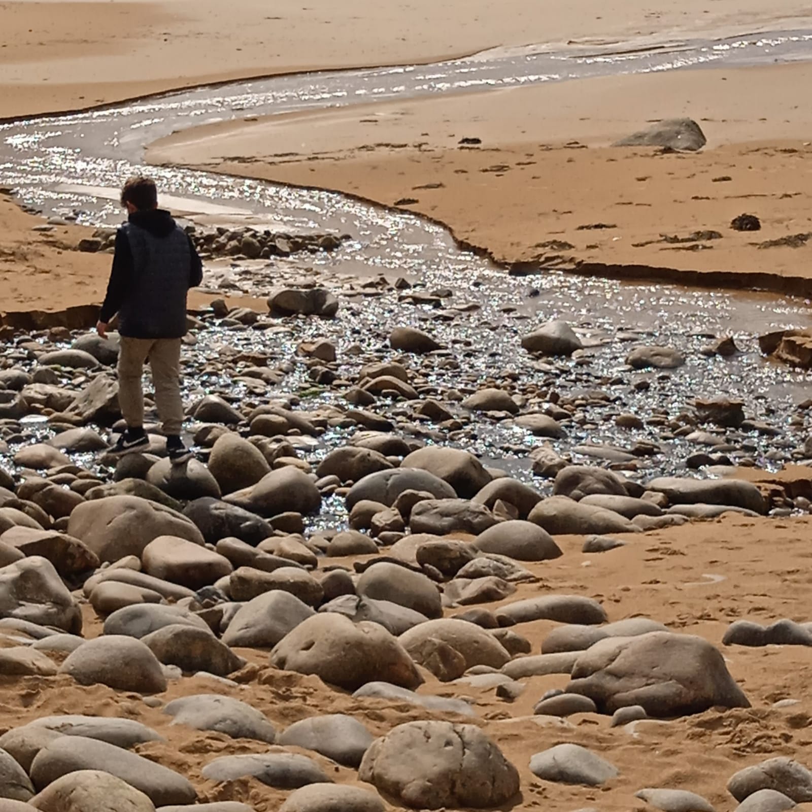 Sortie les mercredi de kerni. Visite des lieux que connaissent les élèves ici Lannion les escaliers de Brelevenez et la plage de Beg Leguer sous le soleil 1