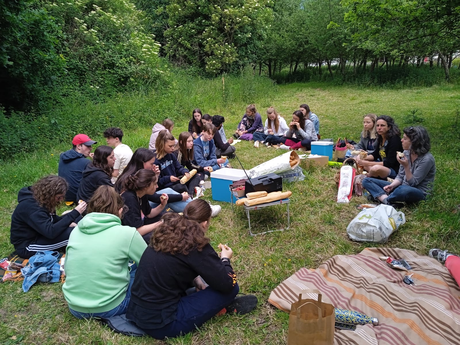 1ère STAV écoute de leur émission RKB dans le verger de Kernilien 1