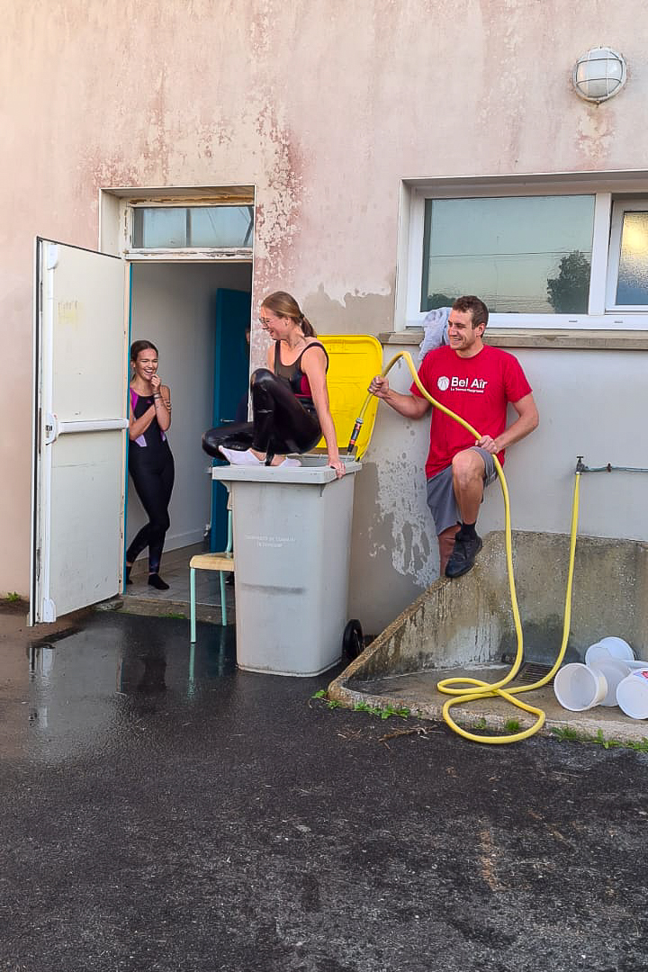 Première séance de désherbage du jardin médiéval par les 4ème 3