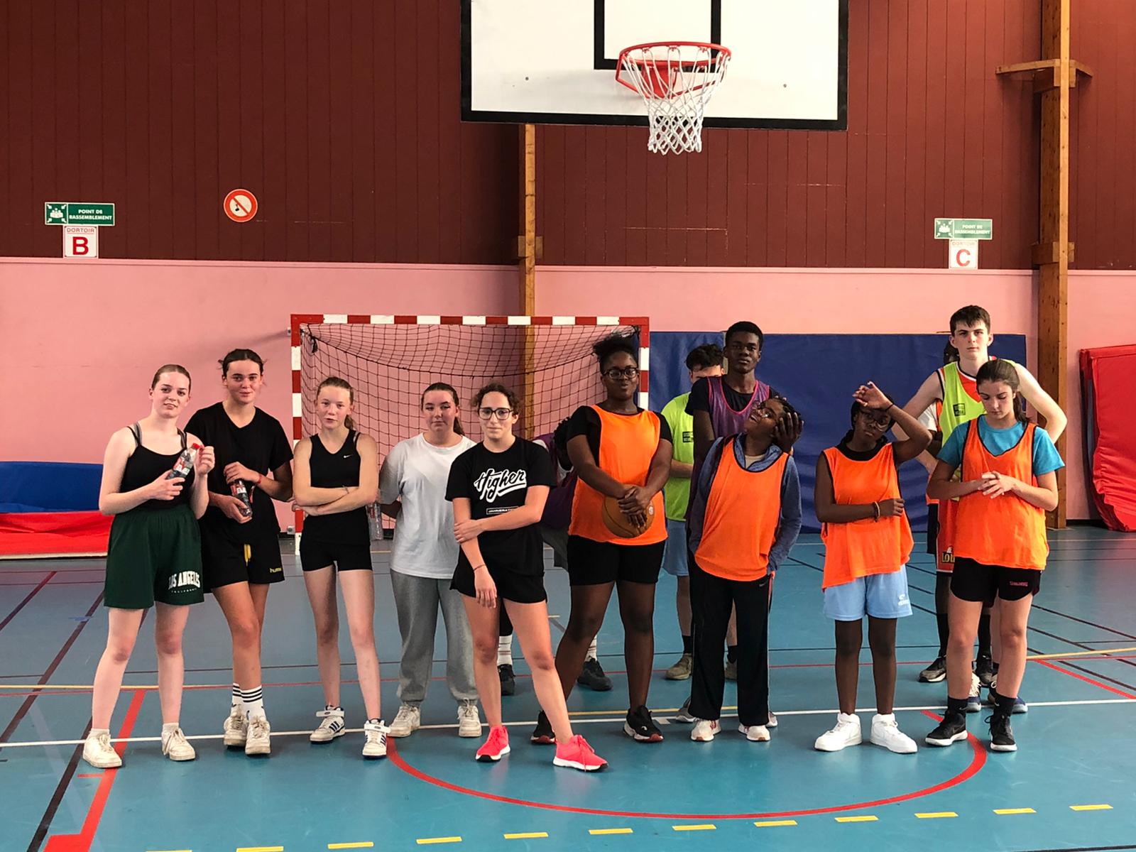 2nde AH se sont initiés au Basket 3x3 avec les élèves du lycée de jean moulin de Saint Brieuc 1