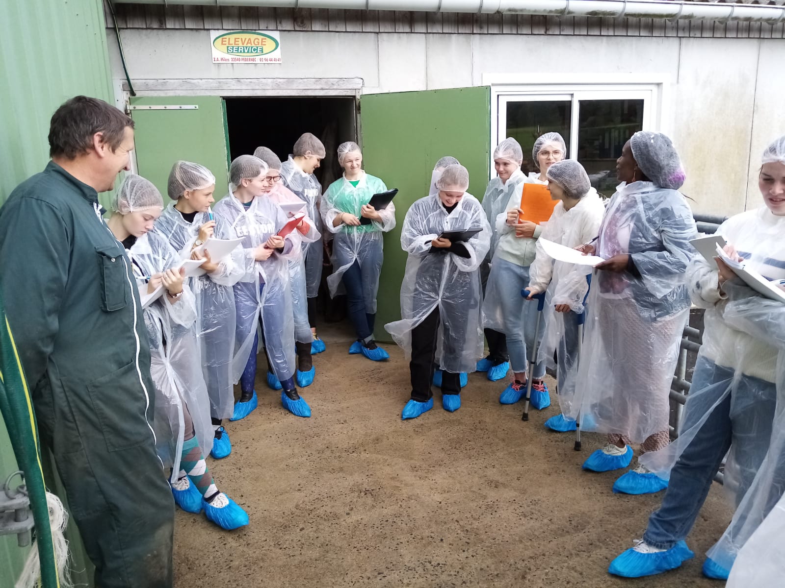 Visite de latelier porcin de lexploitation du lycée avec la classe de Terminale STAV